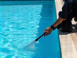 Pool cleaner working on a pool